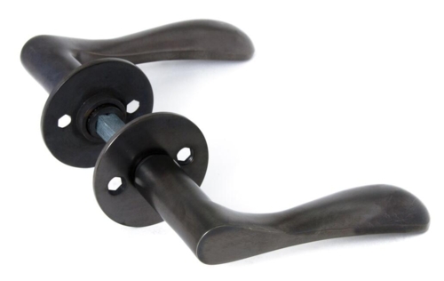 Dørgreb Earth Gun Metal med rosetter cc30 og nøglehuller