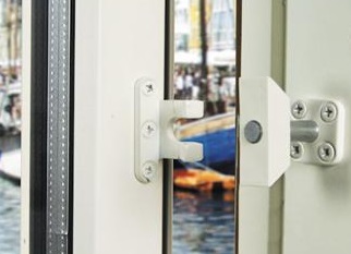 På fönster säkring 3645 vit