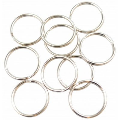 Förnicklade nyckelringar i hela lådorna